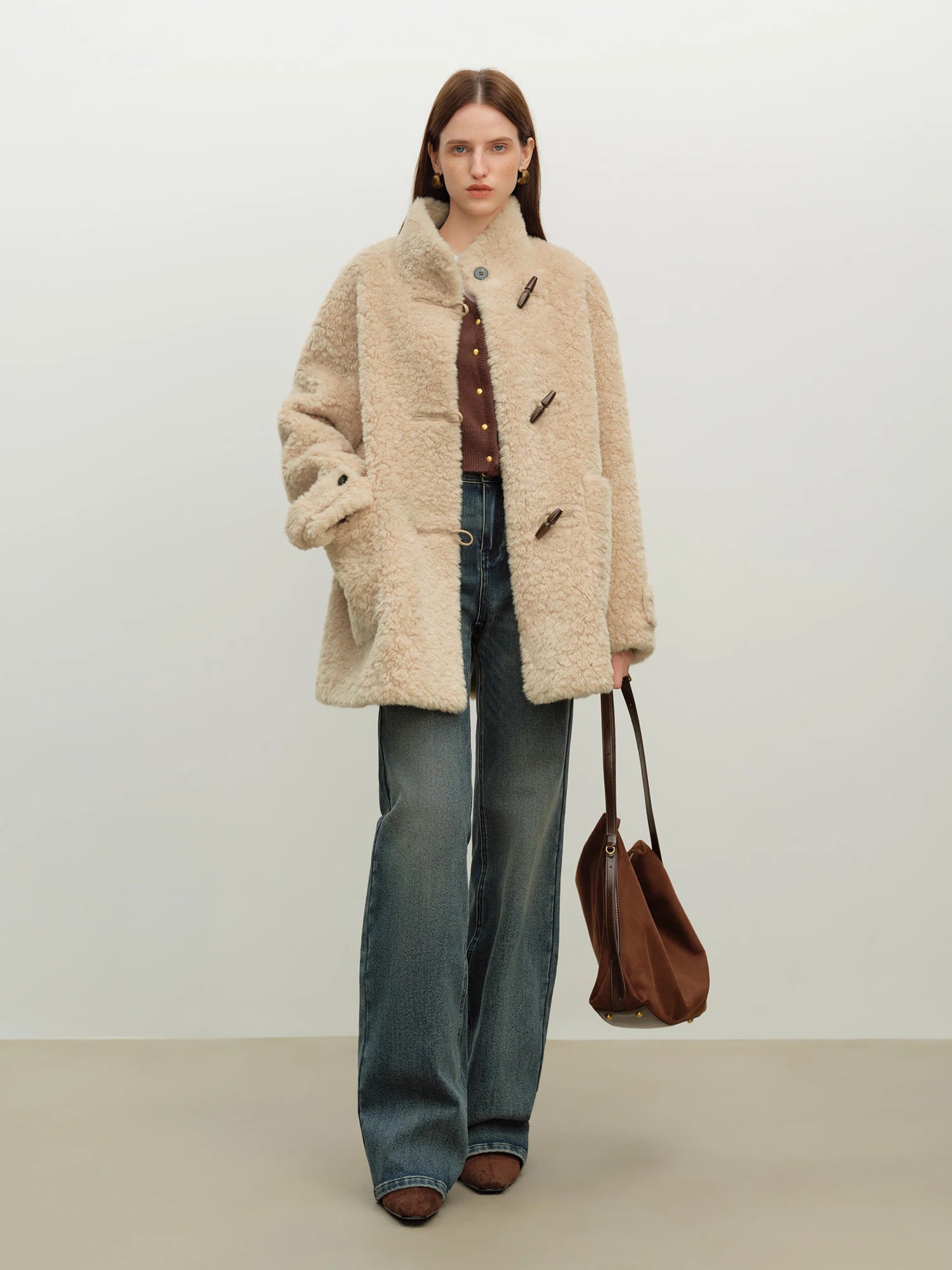 معطف شتوي دافئ للنساء مزين بالفرو الصناعي ,أنيق وراقي