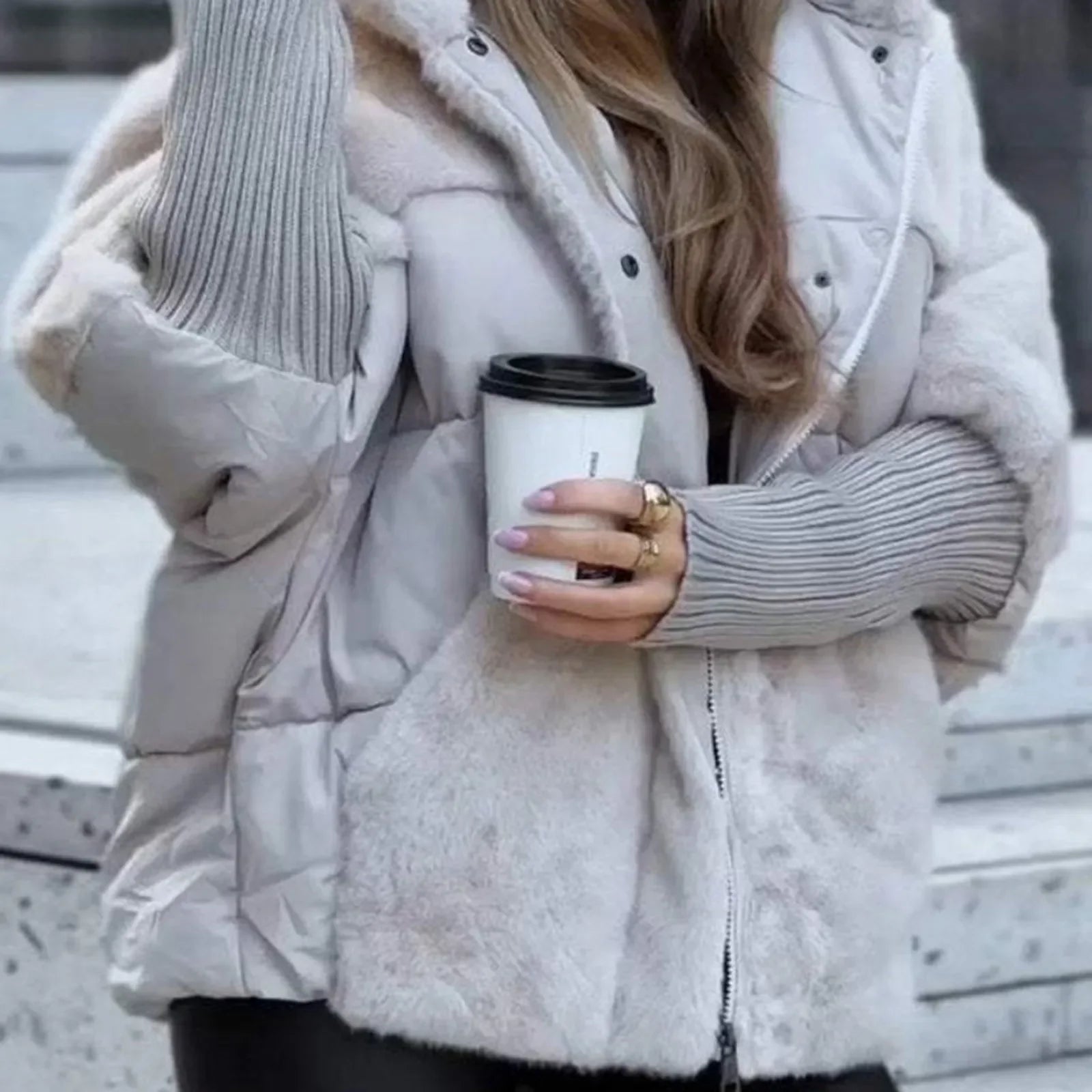 جاكيت شتوي نسائي من الفرو الصناعي - تصميم أنيق ودفء مثالي